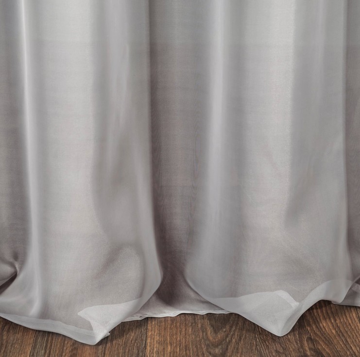 Originálna strieborná záclona s dekoračným pruhom zdobeným mohérovou niťou 140 x 250 cm 