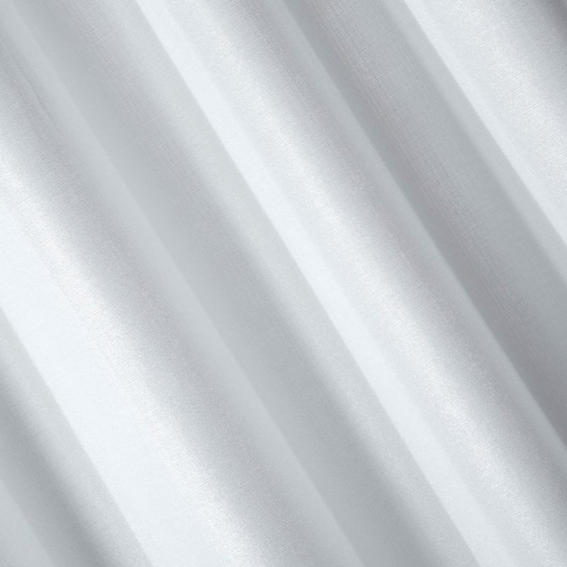 Glänzender weißer Fenstervorhang, der an Ösen 140 x 250 cm hängt