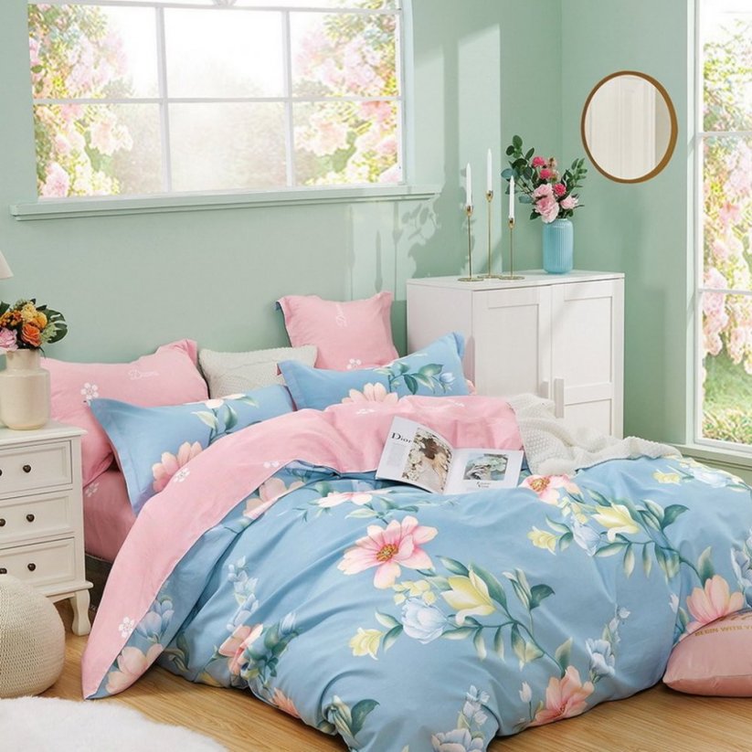 Gyönyörű kényelmes pamut lepedők kék-rózsaszín kombinációban, gyönyörű tavaszi virágokkal