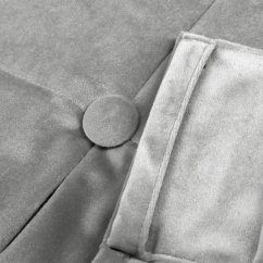 Šedý sametový závěs s ozdobným prošíváním a knoflíky v horní části