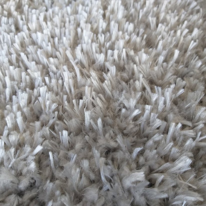 Chlpatý koberec sivej farby
