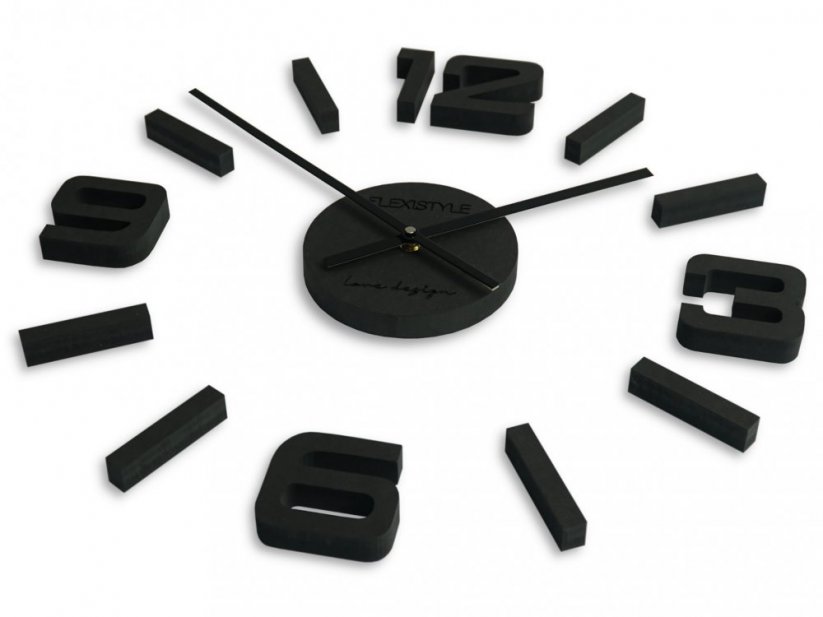 Črna lesena stenska ura