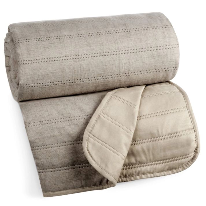 Béžový elegantní dekorativní přehoz do ložnice