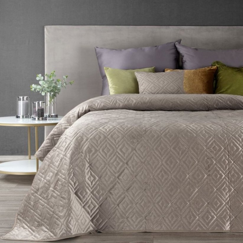 Jednofarebný prešívaný prehoz na posteľ v béžovej farbe
