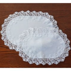 Beli velikonočni prt - ovalen s čipko in vzorcem velikonočnih jajc