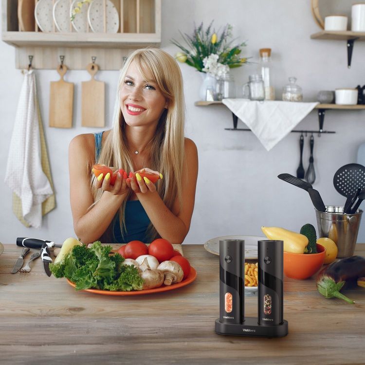 Két elektromos só- és borsőrlőből álló készlet