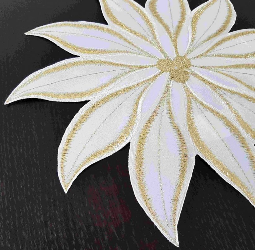 Elegantné vianočné prestieranie bielo zlaté v podobe kvetu
