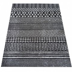 Dizajnový koberec sivej farby s decentnými vzormi