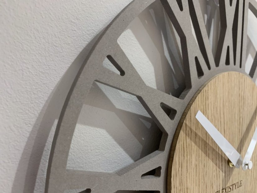 Schlichte graue Wanduhr im Holzdesign