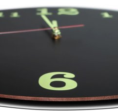 Minimalistische leuchtende Wanduhr - schwarz