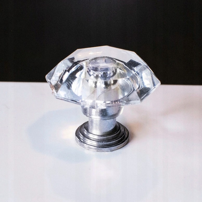 Lussuosa toeletta bianca con pratica illuminazione a LED