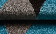 Moderný koberec s farebným vzorom