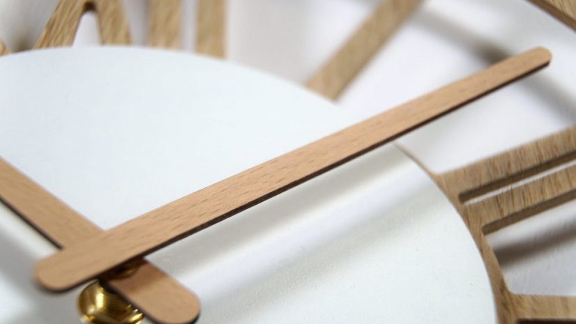 Jednoduché nástěnné hodiny v dřevěném designu