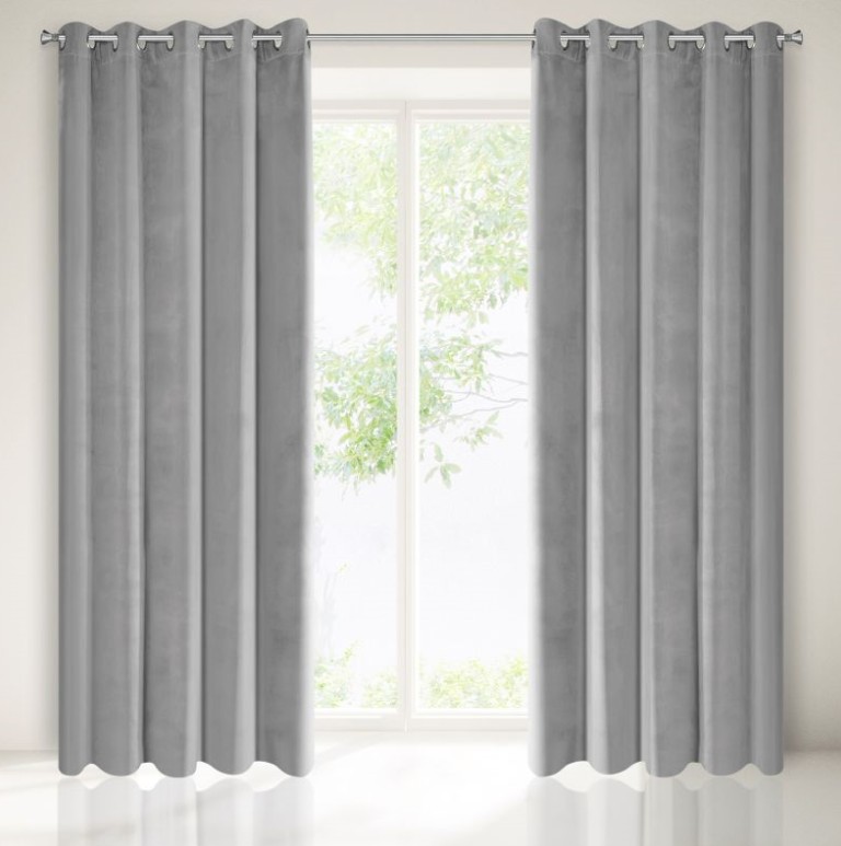 Kvalitní závěs na okno v světle šedé barvě 140 x 250 cm