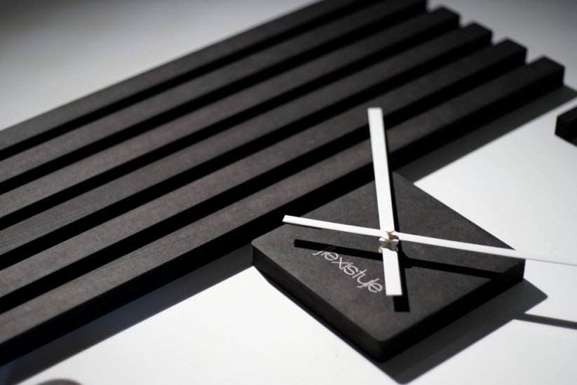 Luxusní dřevěné nástěnné hodiny v černé barvě