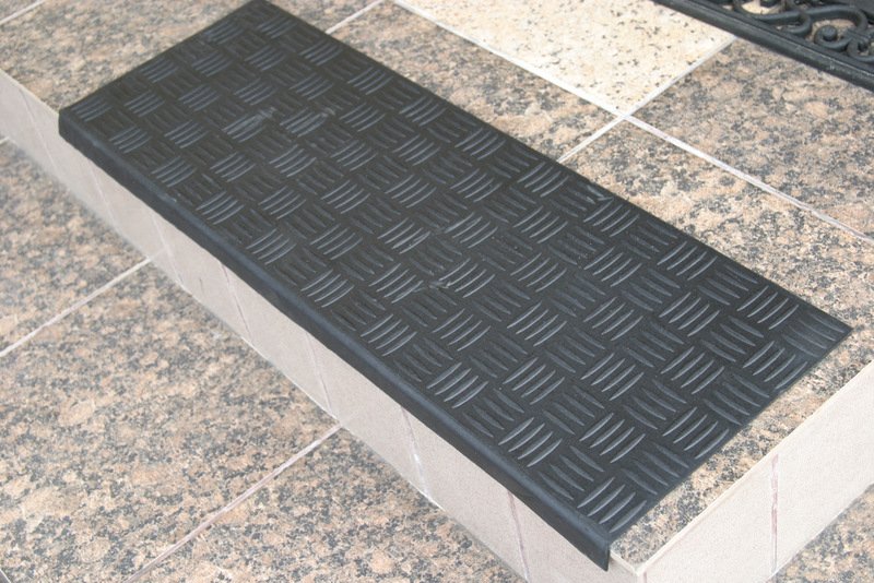 Gumová rohož na schody čiernej farby 76x26 cm