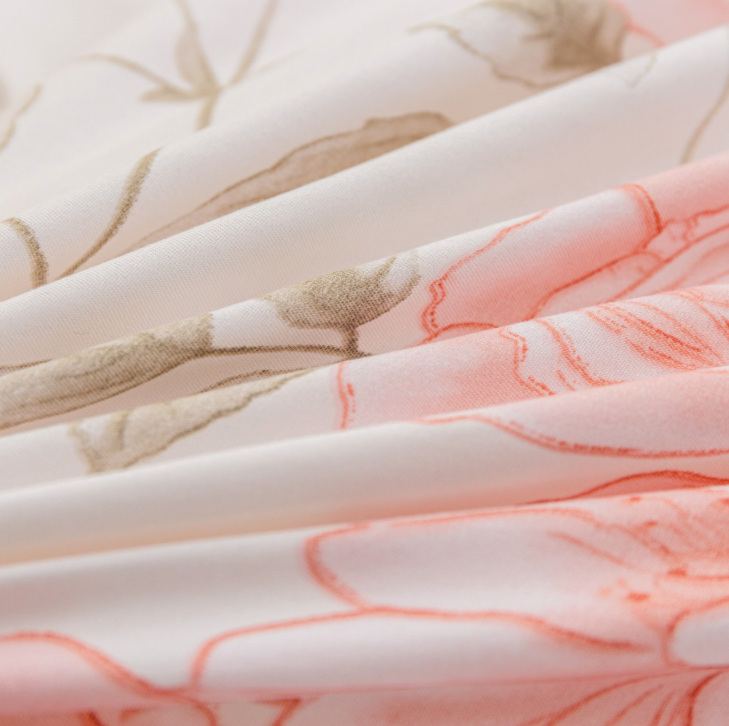 Romantische weiße Bettwäsche mit rosa Rosen