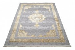 Exkluzívny koberec sivej farby so zlatým orientálnym vzorom