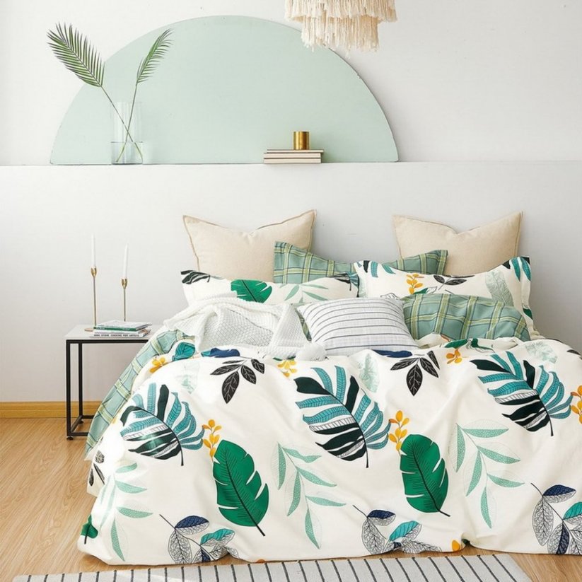 Lenjerie de pat albă, cu un motiv de frunze colorate