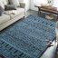 Vzorovaný koberec modré barvy