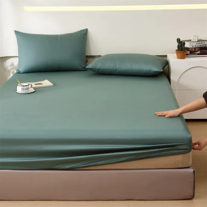 Bavlnená posteľná plachta s gumkou - tmavo zelená