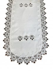 Овална бяла покривка, украсена с дантела