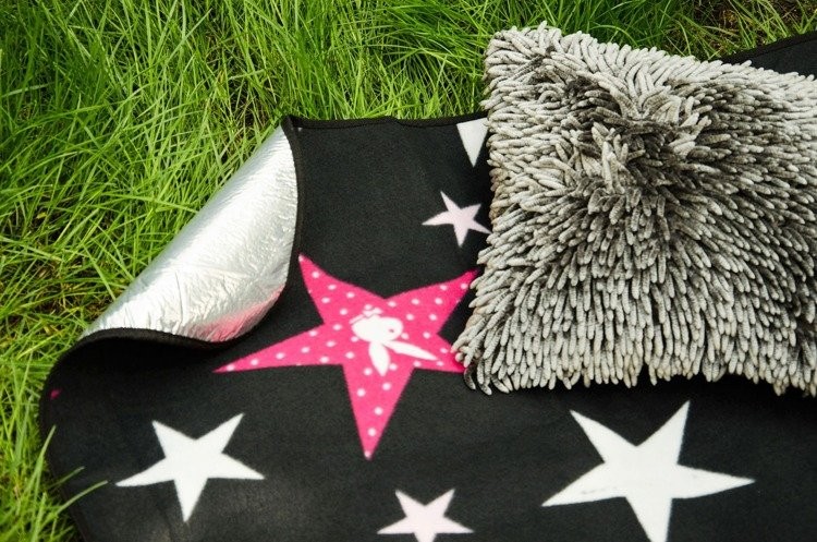 Černá pikniková deka s hvězdičkami v rozměru 200x220