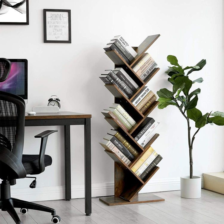 Rustikální dřevěná knihovna v moderním stylu