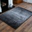 Originálny sivý koberec do spálne