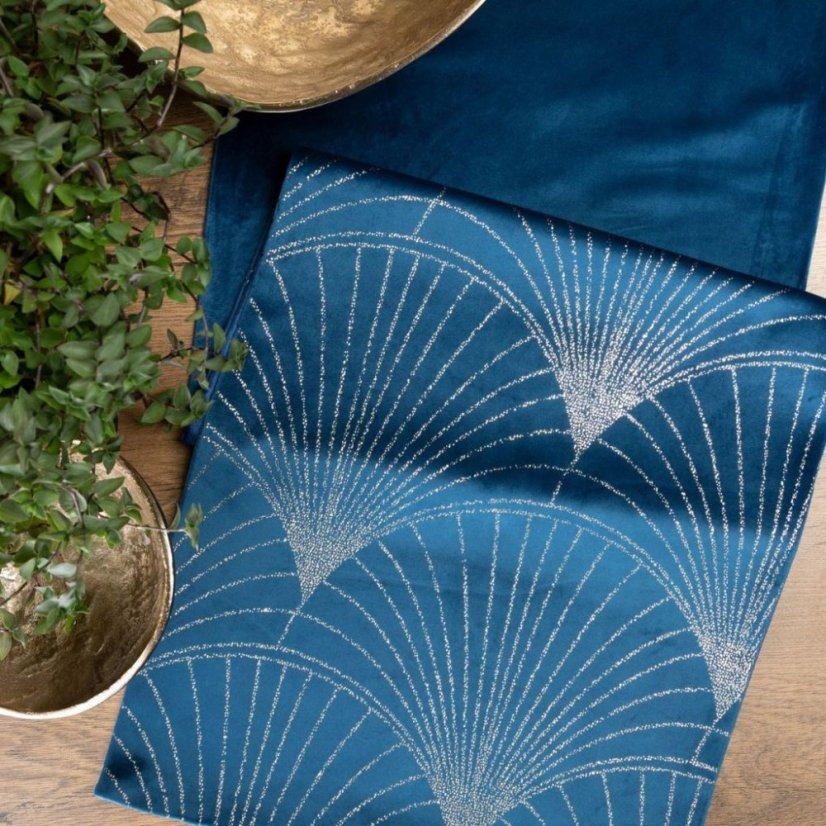 Zamatový stredový obrus s lesklou potlačou modrej farby