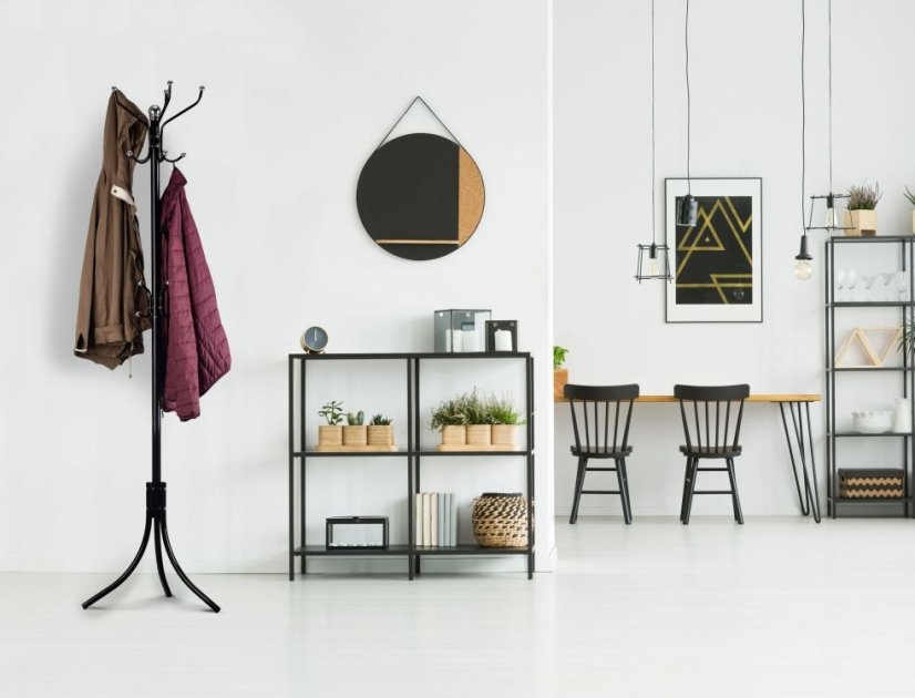 Praktický stojan na oblečenie čiernej farby