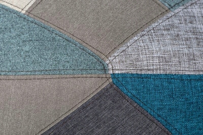 Pohodlná interiérová židle ve stylu patchwork do obývacího pokoje
