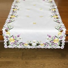 Бяла покривка за маса с деликатна бродерия на пролетни цветя