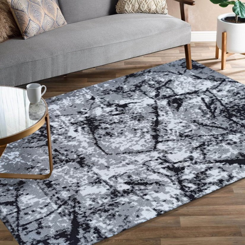 Moderný koberec s kamuflážnym vzorom v sivej farbe