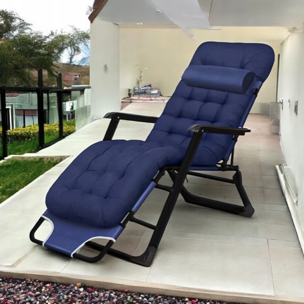 Záhradné lehátko s čiernym rámom a vankúšom