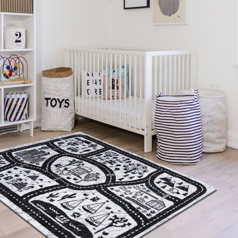 Cremiger schwarzer Kinderteppich mit Spielzeugautos und Gängen