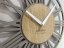 Schlichte graue Wanduhr im Holzdesign