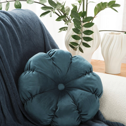 Zamatový dekoračný vankúš v tvare kvetu