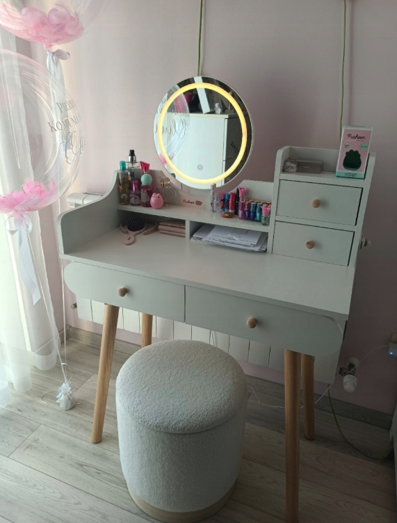 Elegantný toaletný stolík s LED svetlom v škandinávskom dizajne