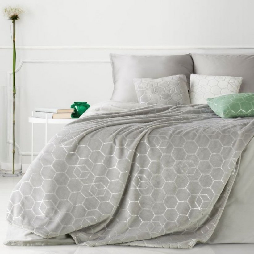 Luxusní světle šedá teplá deka s módním geometrickýmm tvarem