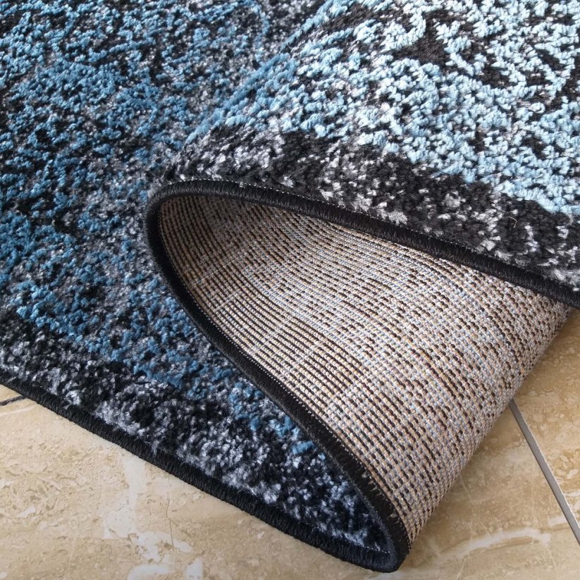 Blauer Teppich mit Muster