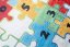Covor pentru copii cu un motiv colorat de puzzle