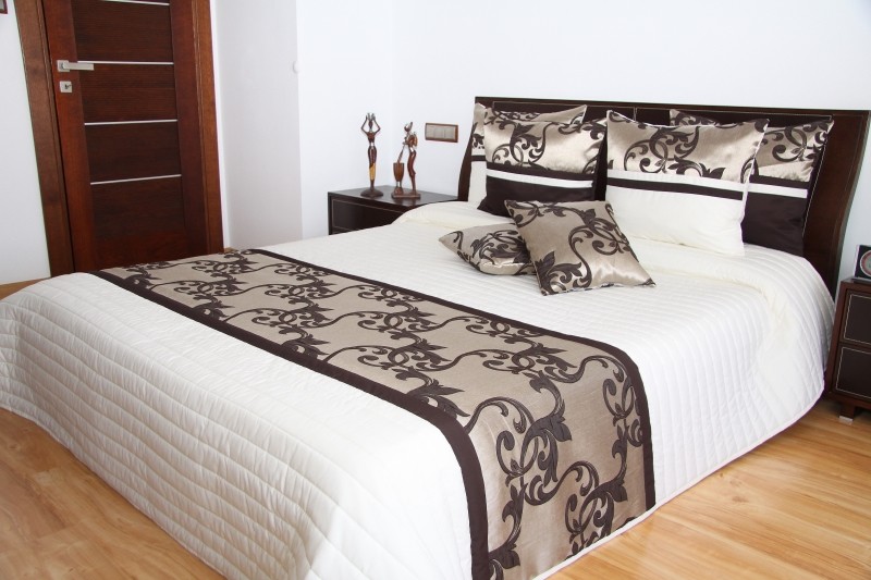 Cuvertură de pat de lux culoarea bej, cu model maro