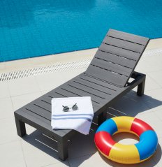 Robustné záhradné ležadlo k bazénu a na terasu - sivé