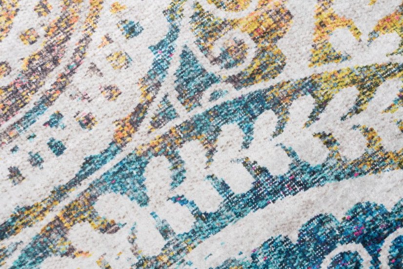 Trendový farebný koberec so vzorom mandál