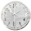 Weiße Wanduhr im Retro-Stil mit silbernem Ziffernblatt