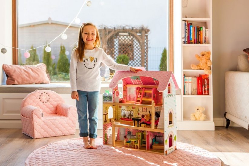 Дървена къща в розово с кукли