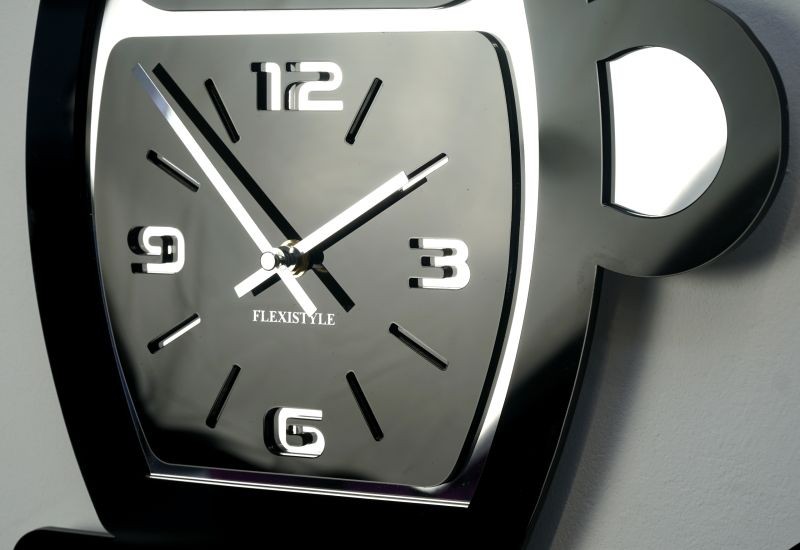 Moderne becherförmige Küchenwanduhr in Schwarz