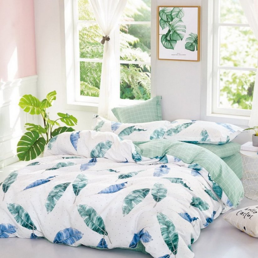 Gyönyörű fehér kényelmes lepedők, kék-zöld levelekkel