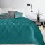 Tyrkysový jednobarevný přehoz na postel se vzorováním